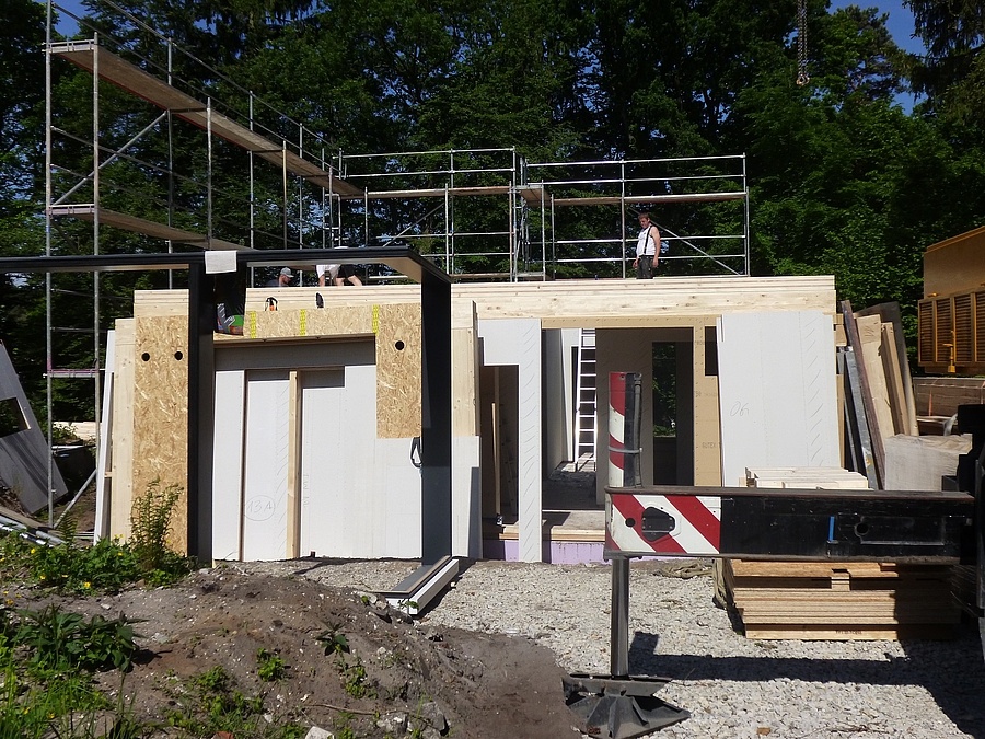 Holzrahmenbau in Detmold - Montagebeginn eines Einfamilienhauses in Holzrahmenbauweise - Montage des Erdgeschosses und der Brettsperrholzdecke