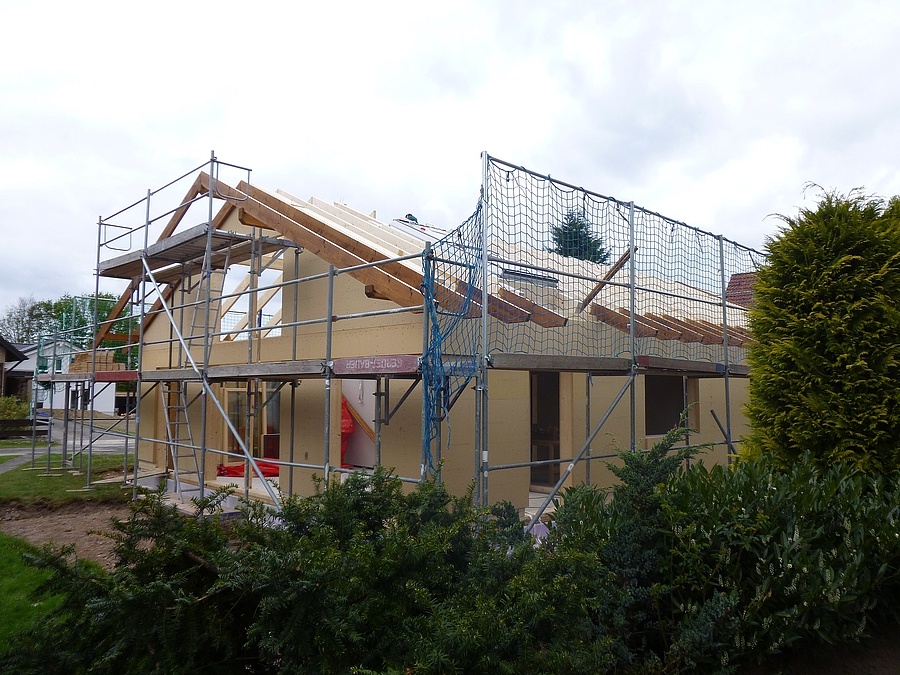 Einfamilienhaus – Bungalow in Holzrahmenbauweise - Der Montagebeginn eines Bungalows in Holzrahmenbauweise hat begonnen.