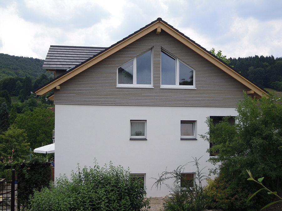 Aufstockung aus Holz in Heiligenkirchen - Die Fassadenarbeiten an einer Aufstockung in Heiligenkirchen sind abgeschlossen.