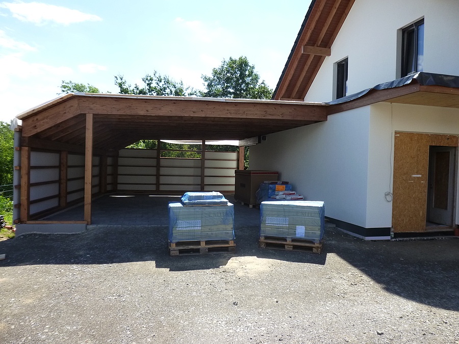 Ein neues Fertighaus in Lage - Die Fassadenarbeiten an dem Einfamilienhaus in Lage sind abgeschlossen. Zusätzlich wurde auch noch ein Carport montiert.
