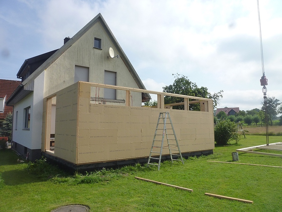 Montagebeginn für einen Anbau in Detmold - Die Montagearbeiten für eine zweigeschossige Wohnraumerweiterung eines bestehenden Einfamilienwohnhauses  in Detmold haben begonnen.