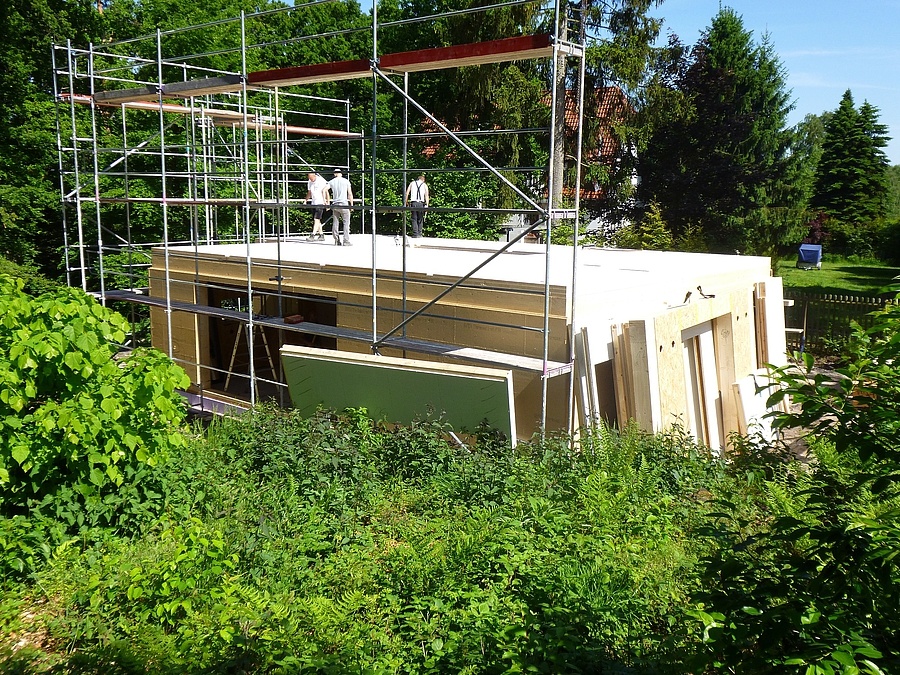 Holzrahmenbau in Detmold - Montagebeginn eines Einfamilienhauses in Holzrahmenbauweise - Montage des Erdgeschosses und der Brettsperrholzdecke