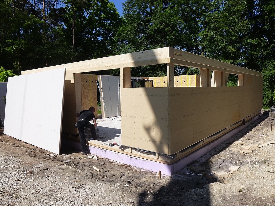 Holzrahmenbau in Detmold - Montagebeginn eines Einfamilienhauses in Holzrahmenbauweise - Montage des Erdgeschosses und der Brettsperrholzdecke