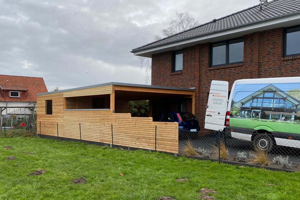 Carport aus Holz in Oerlinghausen - Überdachter Standort für Auto, Fahrrad und Co. – modern und individuell aus Holz.