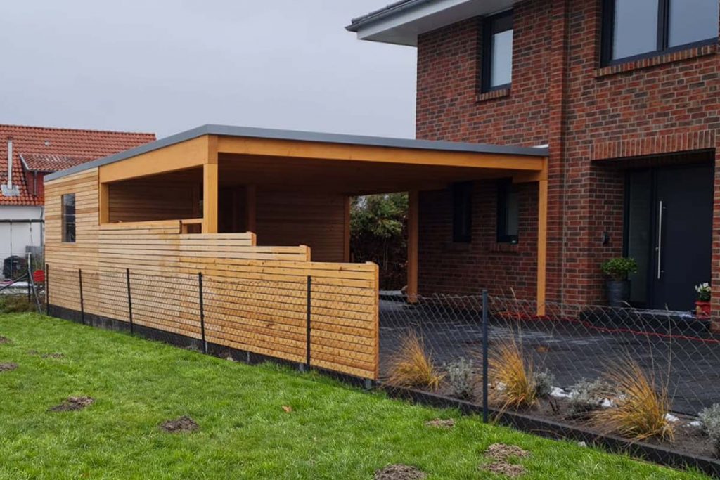 Carport aus Holz in Oerlinghausen - Überdachter Standort für Auto, Fahrrad und Co. – modern und individuell aus Holz.