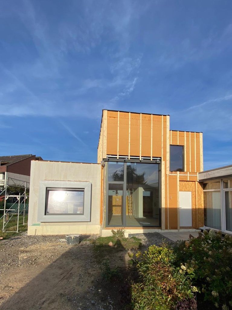 Flachdachanbau in Detmold - Erweitern Sie Ihren Wohnraum durch einen modernen Anbau im Holzrahmenbau.
