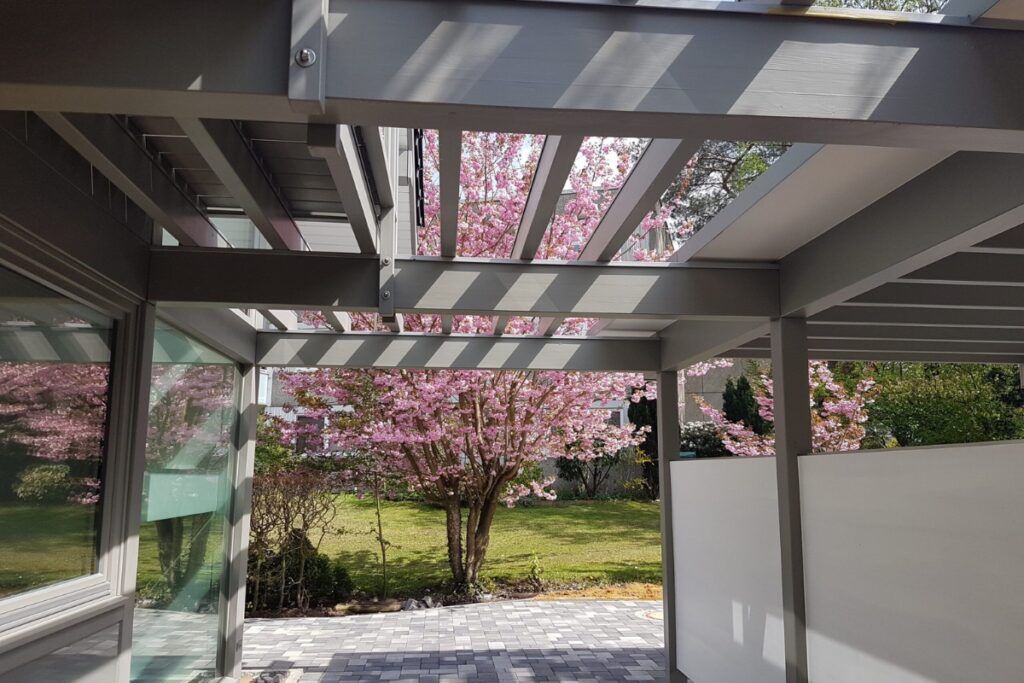 Terrassenüberdachung in Bad Salzuflen – individuell nach Ihren Vorstellungen Terrassenüberdachung in Bad Salzuflen – individuell nach Ihren Vorstellungen - Als optimaler Schutz vor Regen, Wind und intensiver Sonneneinstrahlung bieten Terrassenüberdachungen aus Holz Ihnen viele Vorteile und werten Ihr Eigenheim optisch auf. Wir von Schulze Holzbau sind seit über 100 Jahren der richtige Ansprechpartner für Bad Salzuflen – von der Planung bis zur Umsetzung.