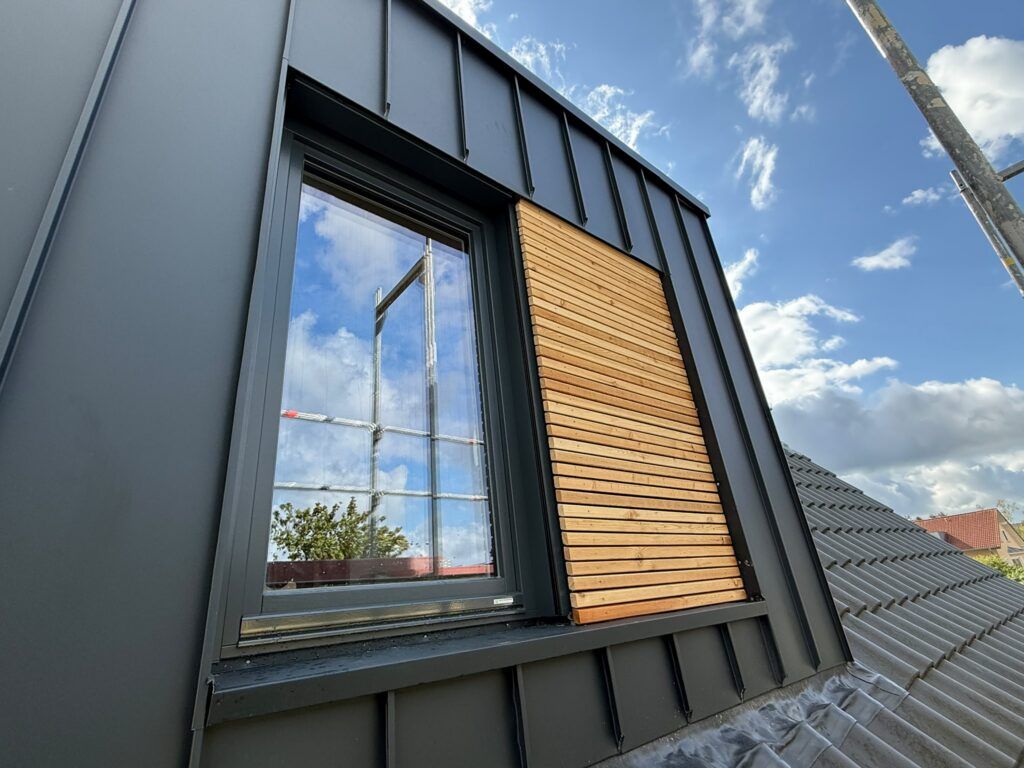 Einbau einer Gaube in Bielefeld Einbau einer Gaube in Bielefeld - Einbau einer modernen Gaube in Bielefeld – inklusive hochwertiger Fassadenverkleidung und professioneller Trockenbauarbeiten.