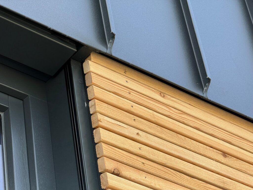Einbau einer Gaube in Bielefeld Einbau einer Gaube in Bielefeld - Einbau einer modernen Gaube in Bielefeld – inklusive hochwertiger Fassadenverkleidung und professioneller Trockenbauarbeiten.