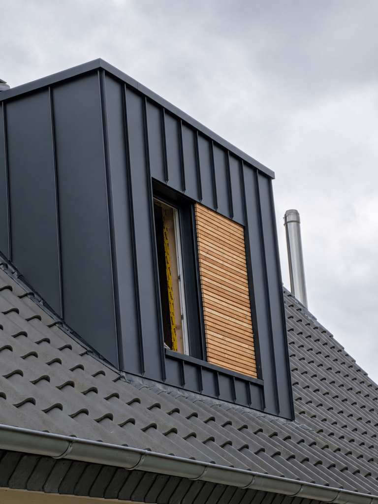 Einbau einer Gaube in Bielefeld Einbau einer Gaube in Bielefeld - Einbau einer modernen Gaube in Bielefeld – inklusive hochwertiger Fassadenverkleidung und professioneller Trockenbauarbeiten.